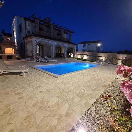 Villa Brioni With Pool By Rentistra Cabrunici Eksteriør billede