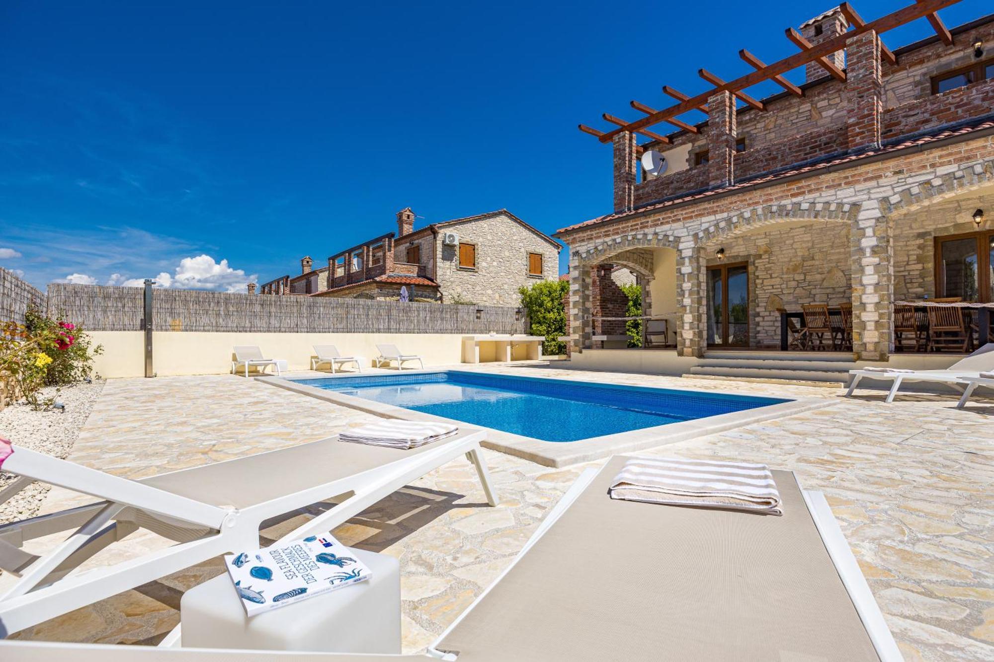 Villa Brioni With Pool By Rentistra Cabrunici Eksteriør billede