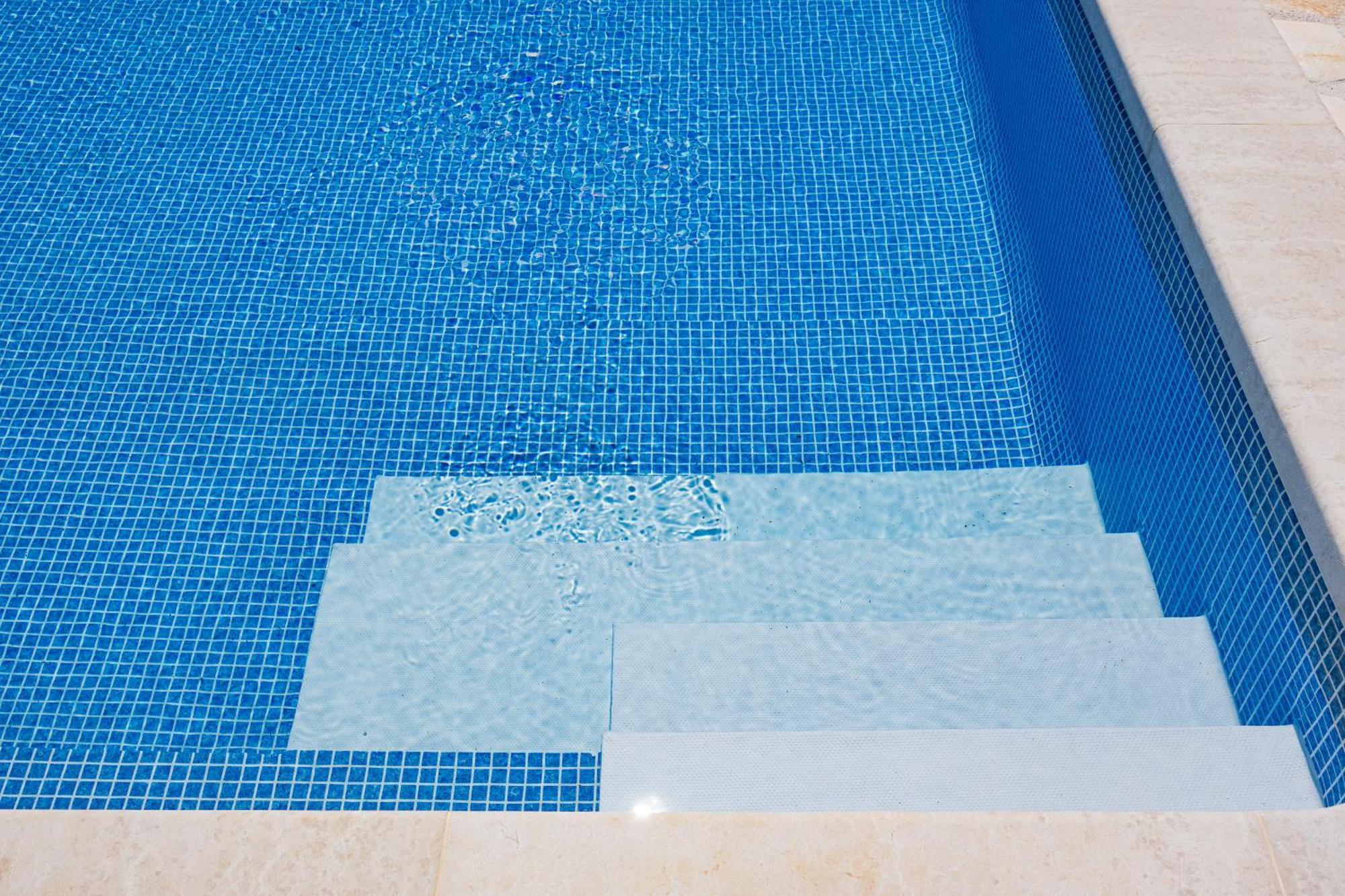 Villa Brioni With Pool By Rentistra Cabrunici Eksteriør billede